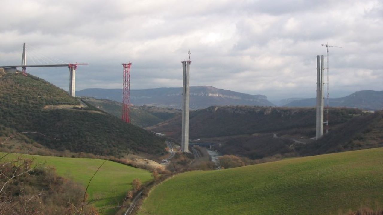 The Millau Viaduct has been supported by multi-span cables. Credit: Mammique / Wikipedia.