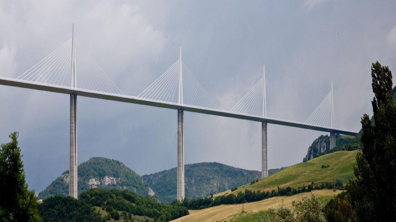 The Millau Valley in the background of the viaduct provides a panoramic view. Credit: Tobi 87 / Wikipedia.