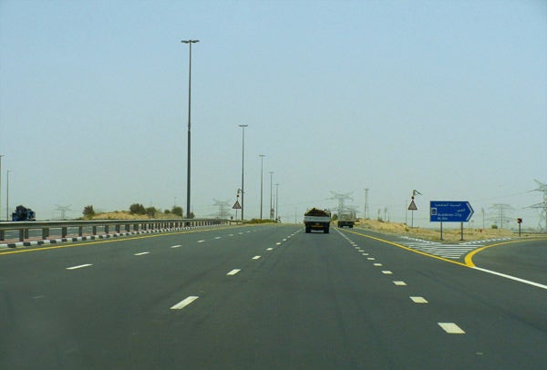 The E44 (Al Khail) road links Dubai to Hatta. Image courtesy of AreJay.