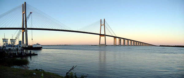 The bridge provides a significant link between the provincial capital cities of Rosario and Victoria.