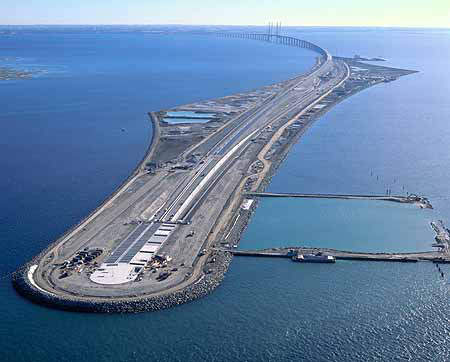 The artificial island of Peberholm was built in order to transfer the traffic from the immersed tunnel up onto the approach bridge.