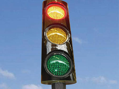 Почему светофор желтый. Светофор красный зеленый и синий. В Японии светофор красный желтый синий. Зеленый желтый фиолетовый светофор. Почему светофор зеленый.