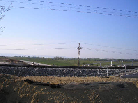 The junction at Gödöllo included construction of access and exit roads and relocation of and new bridges over the road and at the interchange.