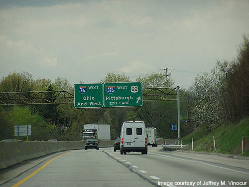Westbound Pennsylvania Turnpike approaching the Pittsburgh interchange (I-376/US 22).