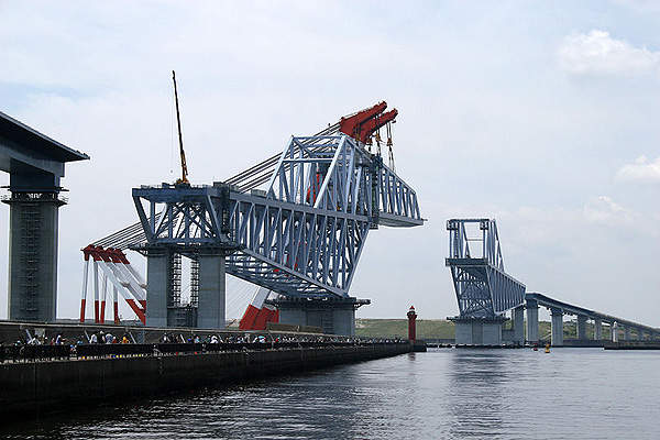 The girders were erected in single lifts using large floating cranes. Credit: Sushiya.