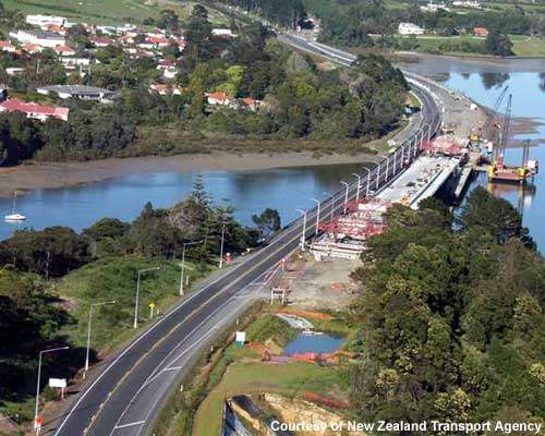 The project, which cost NZD$110m, involved three grade separated interchanges and bridges at Albany Highway, Tauhinu Road and Greenhithe Road.