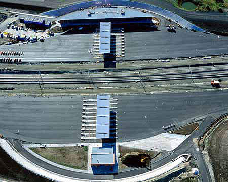The toll station, situated at the Swedish side of the link, has eleven lanes in each direction, nine of which are equipped with card automats and/or manned by service personnel.
